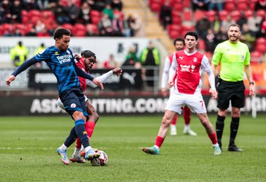 Rotherham United takımından Pelly Ruddock Mpanzu, New York Stadyumu, Rotherham, Birleşik Krallık, 29 Mart 2025 'te oynanan Sky Bet League 1 maçı sırasında Crawley Town' dan Kamari Doyle ile karşı karşıya geldi.