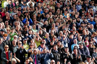 West Bromwich Albion taraftarları 29 Mart 2025 'te Norwich City, Carrow Road, Norwich, İngiltere' de Batı Bromwich Albion 'a karşı oynanan Sky Bet Şampiyonası maçında tepki verdiler.
