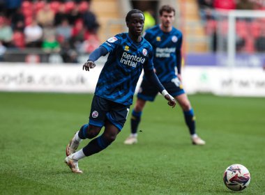 Crawley Town 'dan Junior Quitirna Sky Bet 1 maçı sırasında New York Stadyumu, Rotherham, Birleşik Krallık' ta Rotherham United 'a karşı.
