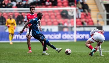 Crawley Town 'dan Panutche Camar, 29 Mart 2025' te New York Stadyumu, Rotherham 'da oynanan Sky Bet Lig 1 karşılaşmasında sahada.
