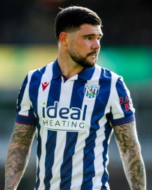 West Bromwich Albion takımından Alex Mowatt, 29 Mart 2025 'te İngiltere' nin Norwich City-West Bromwich Albion maçında izlemektedir.