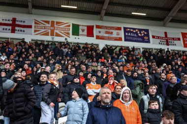 Blackpool taraftarları ve bayraklar Sky Bet Ligi 1 maçında Blackpool Bolton Wanderers 'a karşı Bloomfield Road, Blackpool, Birleşik Krallık, 29 Mart 2025