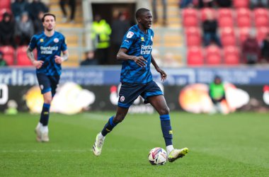 Crawley Town 'dan Panutche Camar, 29 Mart 2025' te İngiltere 'nin Rotherham Stadyumu' nda oynanan Sky Bet 1 maçında topu alıyor.
