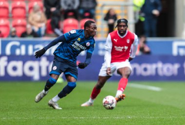 Crawley Town 'dan Rushian Hepburn-Murphy, 29 Mart 2025' te New York Stadyumu 'ndaki Rotherham United - Crawley Town maçında topla birlikte ilerliyor.
