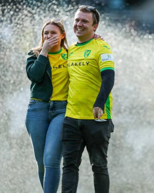 Norwich City 'den bir taraftar, 29 Mart 2025' te Norwich City ile West Bromwich Albion arasındaki Sky Bet Şampiyonası 'nda Norwich City maçının devre arasında teklif sunuyor.