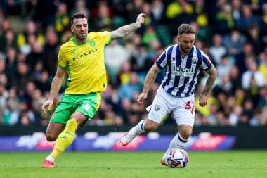 West Bromwich Albion 'dan Adam Armstrong, Norwich City' den Shane Duffy 'nin, Norwich City' nin West Bromwich Albion 'a karşı 29 Mart 2025' te Carrow Road, Norwich 'te oynadığı maçta baskı altında.