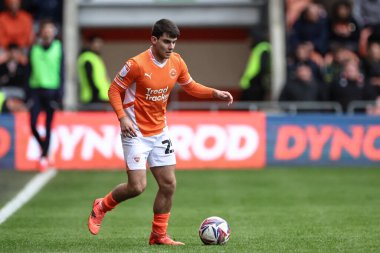 Blackpool 'dan Rob Apter, 21 Mart 2025' te Bloomfield Road, Blackpool 'da oynanan Blackpool-Bolton Wanderers maçında topu aldı.