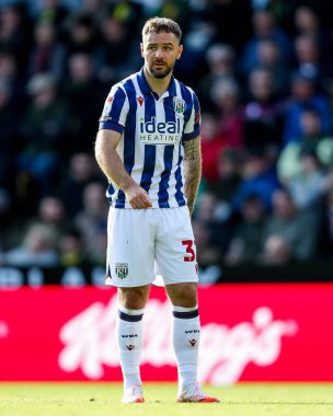 West Bromwich Albion takımından Adam Armstrong 29 Mart 2025 'te Norwich City, Norwich Road, Norwich' te West Bromwich Albion 'a karşı oynadığı Sky Bet Şampiyonası maçına bakıyor.