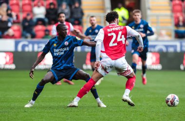 Crawley Town 'dan Panutche Camar, Rotherham United' ın 29 Mart 2025 'te New York Stadyumu' ndaki Rotherham United - Crawley Town maçında Cameron Humphreys 'e baskı yapıyor.