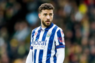 West Bromwich Albion takımından Mikey Johnston, 29 Mart 2025 'te İngiltere' nin Norwich City-West Bromwich Albion maçında izlemektedir.
