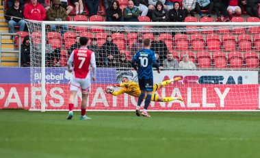 Crawley Town 'dan Jojo Wollacott, 29 Mart 2025' te New York Stadyumu 'nda oynanan Sky Bet 1 karşılaşmasında Rotherham United' a karşı Crawley Town maçını kurtardı.