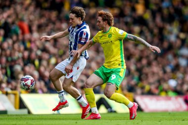 West Bromwich Albion 'dan Callum Styles, Norwich City' den Josh Sargent 'ın, Norwich City - West Bromwich Albion maçında, 29 Mart 2025' te Carrow Road, Norwich, İngiltere