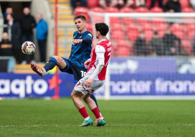 Crawley Town 'dan Liam Fraser, 29 Mart 2025' te İngiltere 'nin Rotherham Stadyumu' nda oynanan ve Crawley Town 'a karşı oynanan Sky Bet 1 maçında pas attı.