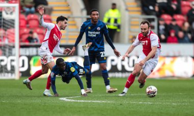 Crawley Town 'dan Junior Quitirna, Rotherham United takımının 29 Mart 2025' te New York Stadyumu, Rotherham, Birleşik Krallık 'ta oynanan 1.