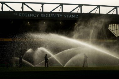 Saha personeli, 29 Mart 2025 tarihinde Norwich City, Carrow Road, Norwich, İngiltere 'de Batı Bromwich Albion' a karşı oynadığı Sky Bet Şampiyonası maçında sahada çalışıyor.