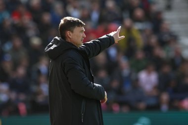 Preston North End 'in Paul Heckingbottom teknik direktörü, 30 Mart 2025 tarihinde Birleşik Krallık' ın Deepdale kentinde Preston North End - Aston Villa maçında Emirates FA Cup çeyrek final maçında teknik alanda tepki gösterdi.