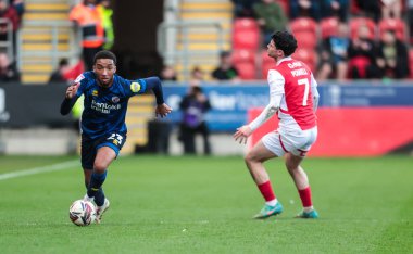 Crawley Town 'dan Bradley Ibrahim, 29 Mart 2025' te İngiltere 'nin Rotherham Stadyumu' nda oynanan 1.