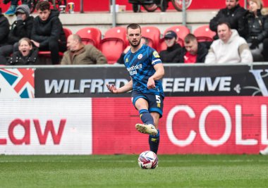 Crawley Town 'dan Charlie Barker, 29 Mart 2025' te New York Stadyumu 'nda oynanan ve Crawley Town' a karşı oynanan Sky Bet 1 maçında pas verdi.