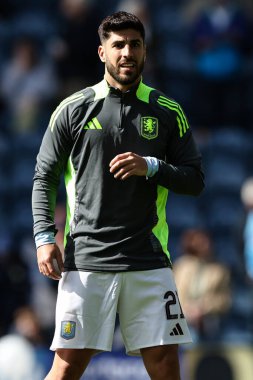 Aston Villa 'dan Marco Asensio, 30 Mart 2025 tarihinde Birleşik Krallık' ın Deepdale kentinde oynanan Emirates FA Cup çeyrek final maçında ısınma turunda Preston North End - Aston Villa maçında