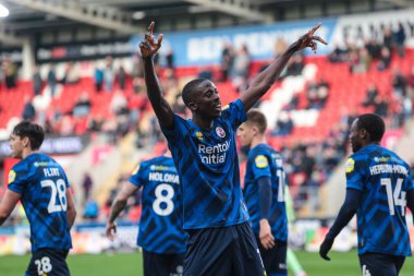 Crawley Town 'dan Panutche Camar, 29 Mart 2025' te New York, Rotherham, İngiltere 'deki Crawley Town' da oynanan Sky Bet 1 karşılaşmasında 0-4 'lük galibiyetini kutluyor.