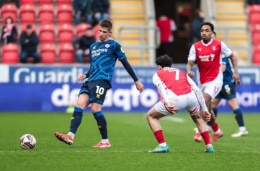 Crawley Town 'dan Liam Fraser, Rotherham United' ın 29 Mart 2025 'te New York Stadyumu, Rotherham, İngiltere' deki Rotherham United - Crawley Town maçında Joe Powell 'ın baskılarına rağmen pas veriyor.