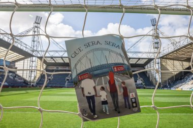 Que sera, sera Wembley sanat eseri, bugün, Birleşik Krallık 'ın Deepdale kentinde düzenlenen, Preston North End - Aston Villa maçında, Emirates FA Kupası çeyrek final maçında ön kapak günü programında yer aldı.