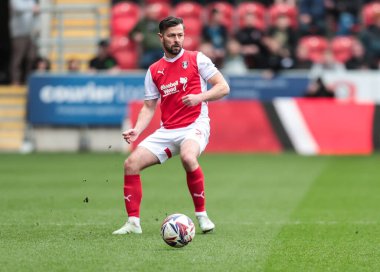 Rotherham United takımından Joe Rafferty, 29 Mart 2025 'te New York Stadyumu' nda oynanan Sky Bet 1 karşılaşmasında pas verdi.