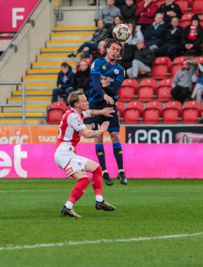 Crawley Town 'dan Harry Forster, 29 Mart 2025' te İngiltere 'nin Rotherham Stadyumu' nda oynanan Sky Bet 1 maçında topu sürüyor.