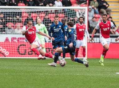 Rotherham United takımından Sam Nombe, New York Stadyumu, Rotherham, İngiltere 'de 29 Mart 2025' te oynanan Sky Bet League 1 karşılaşmasında Crawley Town 'a karşı Jeremy Kelly' ye baskı uyguluyor.