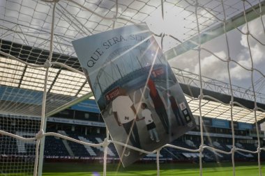 Que sera, sera Wembley sanat eseri, bugün, Birleşik Krallık 'ın Deepdale kentinde düzenlenen, Preston North End - Aston Villa maçında, Emirates FA Kupası çeyrek final maçında ön kapak günü programında yer aldı.