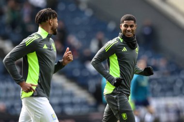 Aston Villa 'dan Marcus Rashford, 30 Mart 2025' te İngiltere 'nin Deepdale kentinde oynanan Emirates FA Cup çeyrek final maçında Tyrone Mings' e sesleniyor.