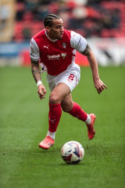 Rotherham United takımından Sam Nombe, 29 Mart 2025 'te İngiltere' nin Rotherham Stadyumu 'nda oynanan Sky Bet 1 karşılaşmasında topu düşürüyor.