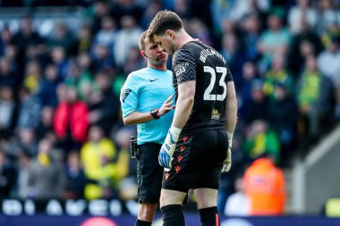 Hakem David Webb, West Bromwich Albion takımından Adam Armstrong ile 29 Mart 2025 'te Norwich City-West Bromwich Albion maçında konuştu.