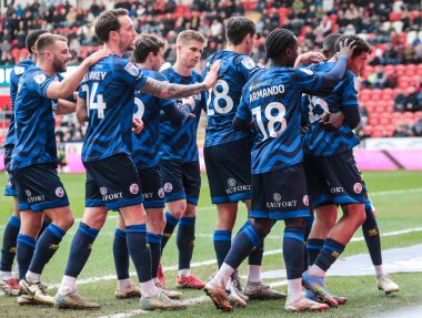 Crawley Town takımından Kamari Doyle, 29 Mart 2025 'te New York Stadyumu, Rotherham, İngiltere' de oynanan Sky Bet League 1 karşılaşmasında attığı ikinci golü atarak takım arkadaşlarıyla kutluyor.