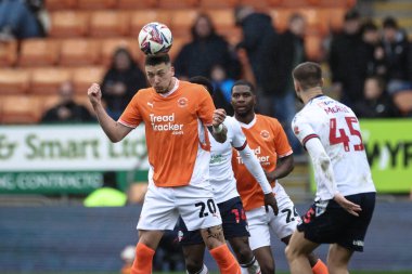 Blackpool takımından Oliver Casey, 21 Mart 2025 'te Bloomfield Road, Blackpool' da oynanan Blackpool-Bolton maçında