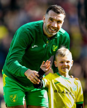 Norwich City 'den Shane Duffy, 29 Mart 2025' te Norwich City, Norwich Road, Norwich 'te Batı Bromwich Albion' a karşı oynanan Sky Bet Şampiyonası maçından önce sıraya giriyor.