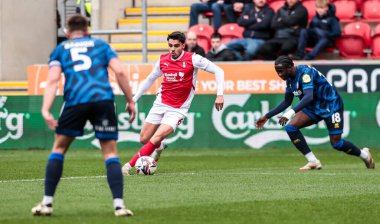 Rotherham United takımından Reece James, 29 Mart 2025 'te İngiltere' nin Rotherham Stadyumu 'nda oynanan Sky Bet 1 karşılaşmasında topu ileri taşıyor.