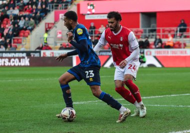 Crawley Town 'dan Bradley İbrahim, Rotherham United takımının 29 Mart 2025' te New York Stadyumu 'nda oynanan 1. Rotherham United - Crawley Town maçında Cameron Humphreys' in baskısı altında.