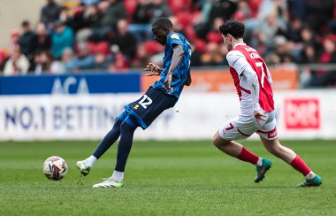 Crawley Town 'dan Panutche Camar, 29 Mart 2025' te New York Stadyumu 'nda oynanan Sky Bet 1 maçında pas veriyor.