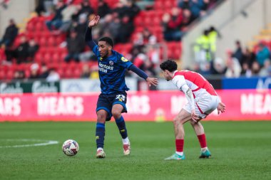 Crawley Town 'dan Bradley Ibrahim, Rotherham United' ın 29 Mart 2025 'te New York Stadyumu' ndaki Rotherham United - Crawley Town maçında Joe Powell 'ı durdurdu.