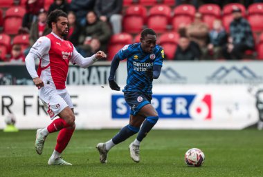 Crawley Town 'dan Rushian Hepburn-Murphy, 29 Mart 2025' te New York Stadyumu 'ndaki Rotherham United - Crawley Town maçında topla koşuyor.