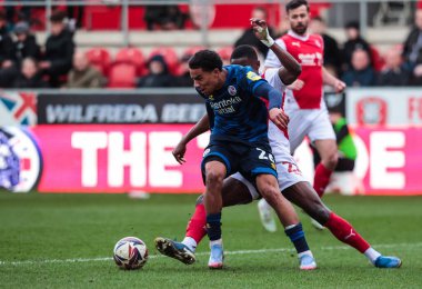 Crawley Town 'dan Kamari Doyle, 29 Mart 2025' te New York Stadyumu 'nda oynanan Sky Bet 1 maçında Rotherham United ile Crawley Town arasındaki baskıya rağmen pas attı.