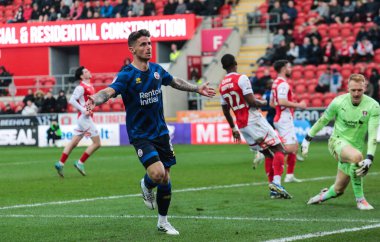 Crawley Town 'dan Gavan Holohan, 29 Mart 2025' te New York, Rotherham, İngiltere 'deki Crawley Town' da oynanan Sky Bet 1 karşılaşmasında 0-3 'lük galibiyetini kutluyor.