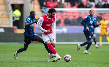 Crawley Town 'dan Toby Mullarkey, 29 Mart 2025' te New York Stadyumu 'nda oynanan Sky Bet 1 maçında Rotherham United ile Crawley Town arasındaki baskıya rağmen pas attı.