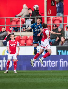 Crawley Town 'dan Gavan Holohan, 29 Mart 2025' te İngiltere 'nin Rotherham Stadyumu' nda oynanan Sky Bet 1 karşılaşmasında topu sürüyor.