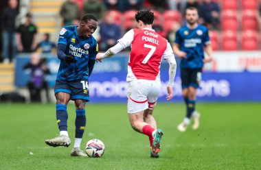 Crawley Town 'dan Rushian Hepburn-Murphy, 29 Mart 2025' te New York Stadyumu 'nda oynanan Sky Bet 1 maçında pas verdi.