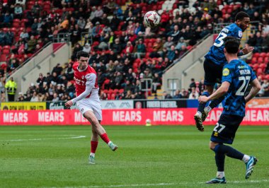 Crawley Town 'dan Ryan Sandford, Rotherham United takımından Joe Powell' ın 29 Mart 2025 'te New York Stadyumu' nda oynanan 1.