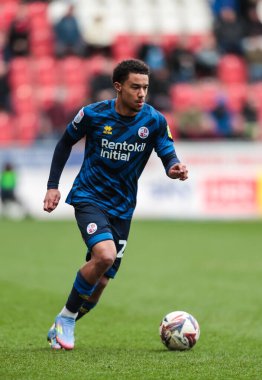 Crawley Town 'dan Kamari Doyle, 29 Mart 2025' te İngiltere 'nin Rotherham Stadyumu' nda oynanan ve Crawley Town 'a karşı oynanan Sky Bet 1 karşılaşmasında topu aldı.