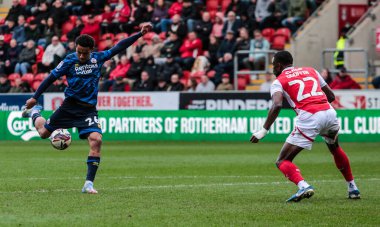 Crawley Town 'dan Kamari Doyle, 29 Mart 2025' te İngiltere 'nin Rotherham Stadyumu' nda oynanan Gökyüzü İddia Ligi 1 maçında Crawley Town 'a karşı bir gol atma şansı yakaladı.