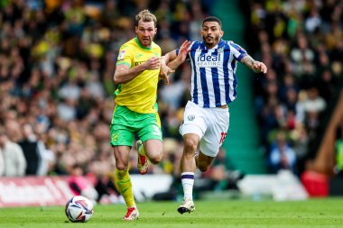 Norwich City 'den Jack Stacey, Batı Bromwich Albion takımından Karlan Ahearne-Grant ile birlikte Norwich City - Batı Bromwich Albion maçında 29 Mart 2025' te Carrow Road, Norwich, İngiltere